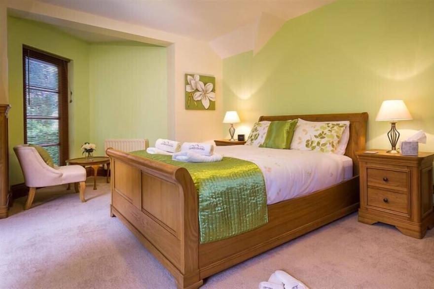SILVER HOWE, family friendly, with open fire in Bowness-On-Windermere