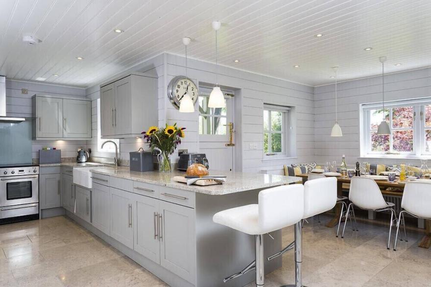 ROSEWOOD BY THE RIVER, family friendly, with open fire in Ambleside