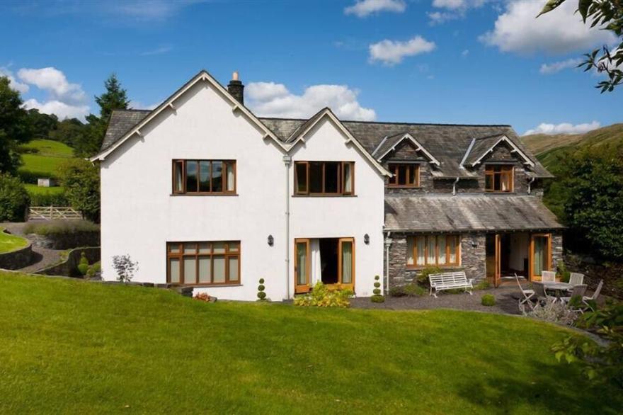 THE OLD COACH HOUSE, pet friendly, with open fire in Troutbeck