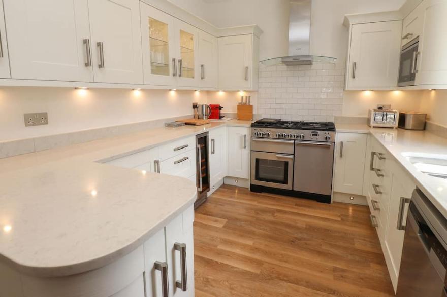RAVENSCROFT, pet friendly, with a garden in Windermere