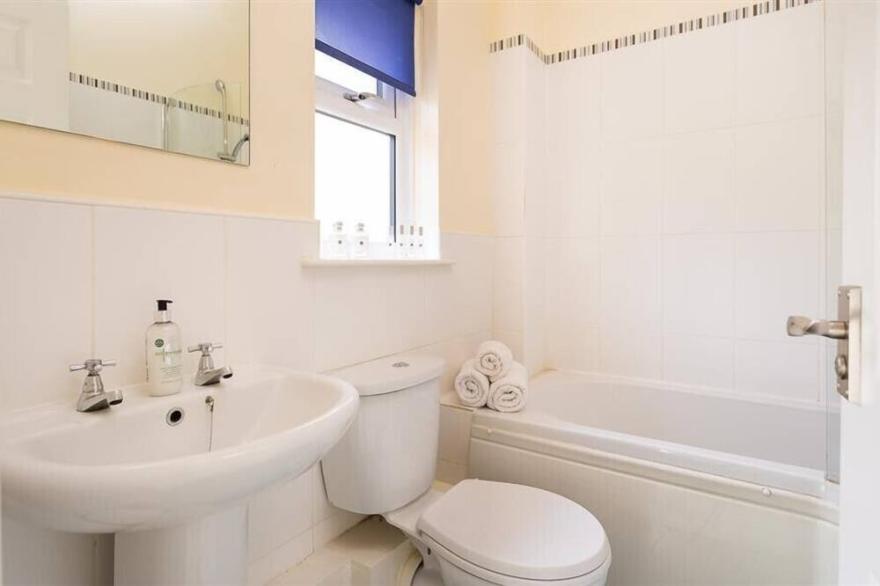 RIVERSIDE COTTAGES NO 2, pet friendly, with a garden in Ambleside