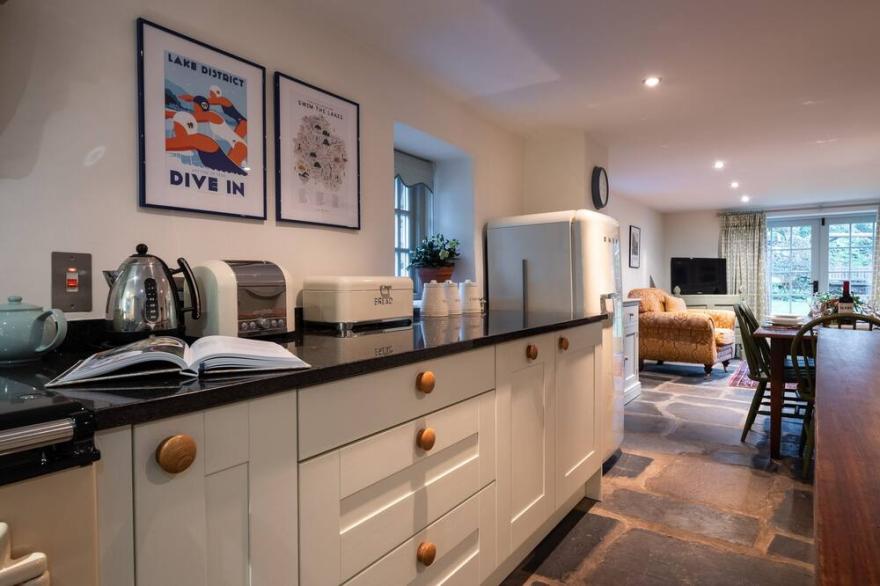 STONE ARTHUR COTTAGE, family friendly, with open fire in Grasmere