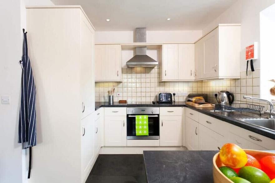 GREAT HARTBARROW FARM COTTAGE, pet friendly in Bowland Bridge