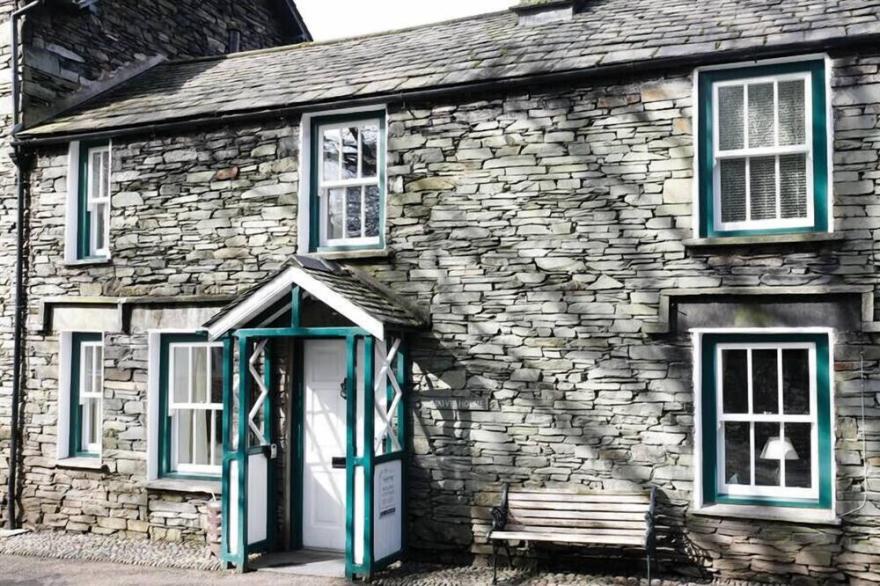 DOVE HOLME COTTAGE, pet friendly, with open fire in Grasmere