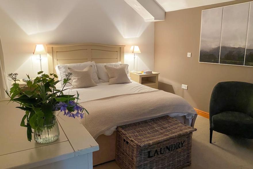 DOVE HOLME COTTAGE, pet friendly, with open fire in Grasmere