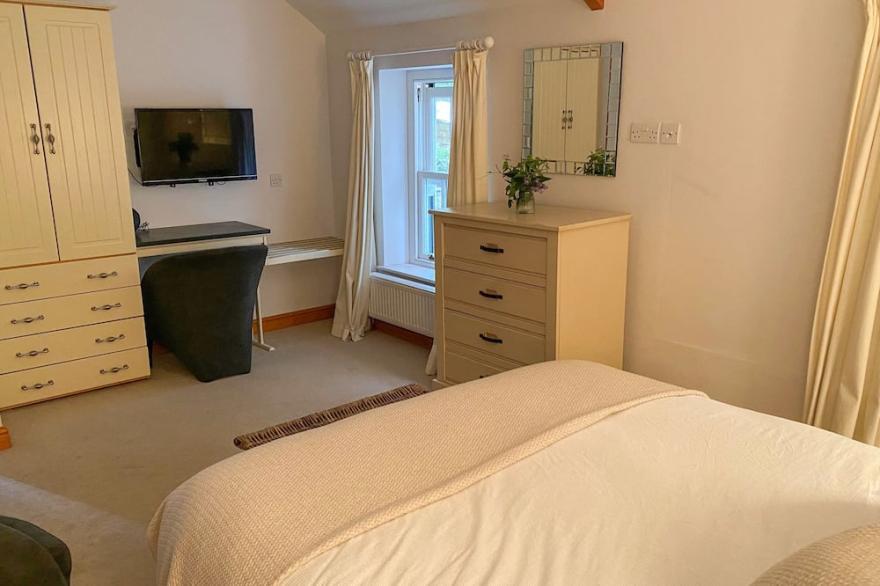 DOVE HOLME COTTAGE, pet friendly, with open fire in Grasmere
