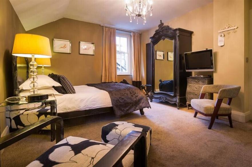 THE BOUNDARY, pet friendly, with open fire in Windermere
