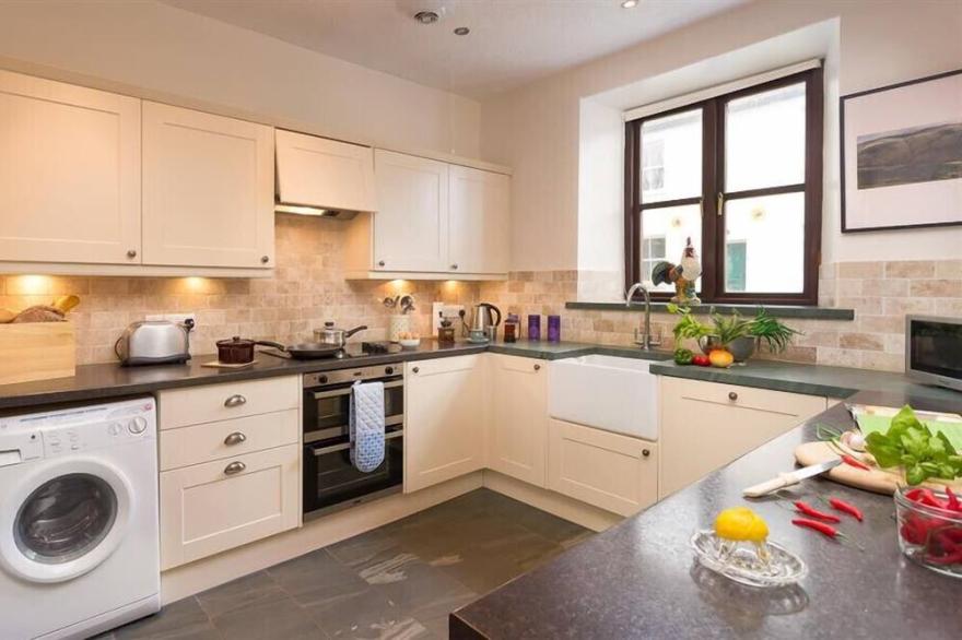 THIRLMERE COTTAGE, pet friendly, with open fire in Keswick