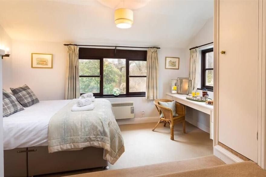 THIRLMERE COTTAGE, pet friendly, with open fire in Keswick