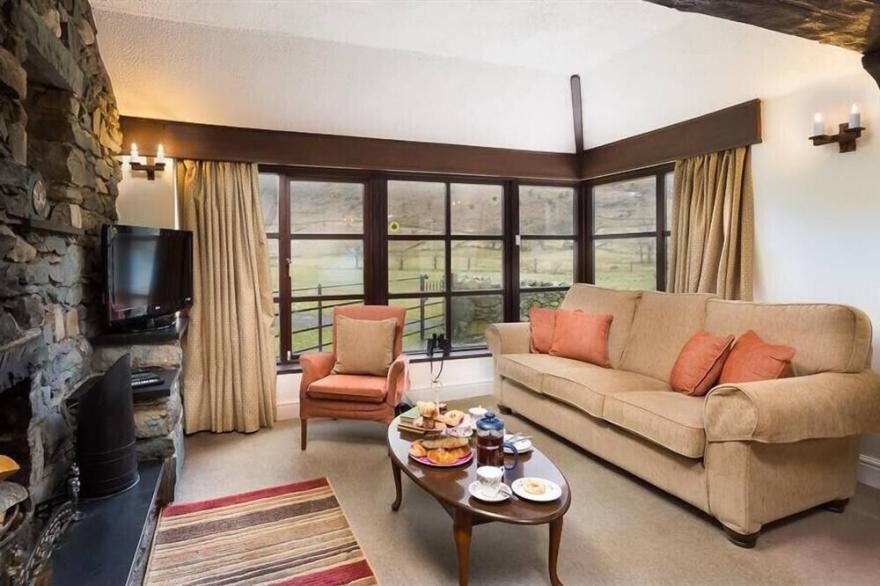 THIRLMERE COTTAGE, pet friendly, with open fire in Keswick