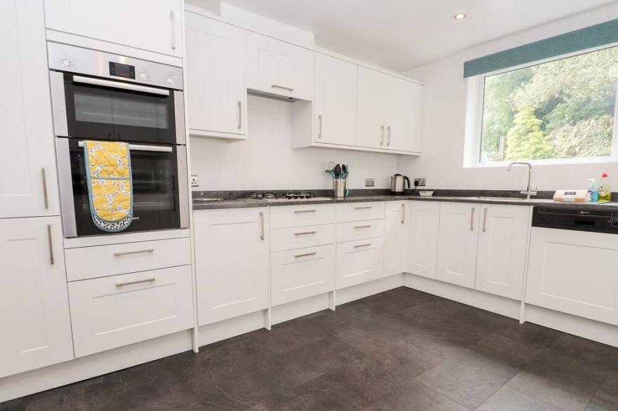 LINGMOOR, family friendly, with open fire in Bowness-On-Windermere