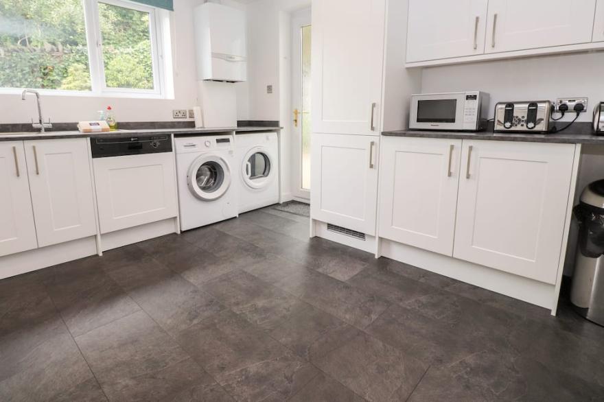 LINGMOOR, family friendly, with open fire in Bowness-On-Windermere