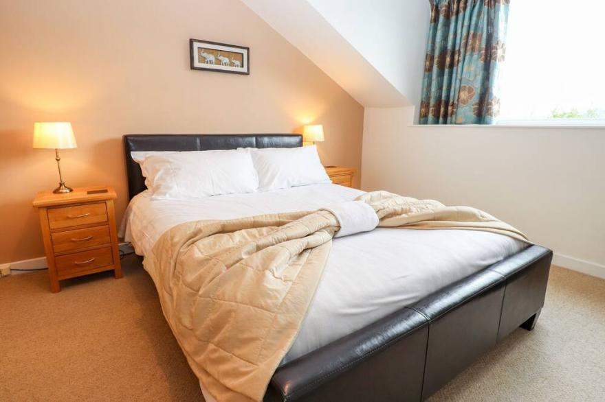 LINGMOOR, family friendly, with open fire in Bowness-On-Windermere