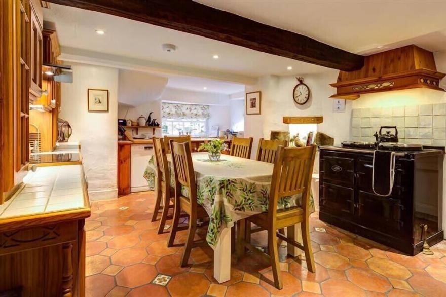HIGH CLEABARROW, pet friendly, with open fire in Windermere