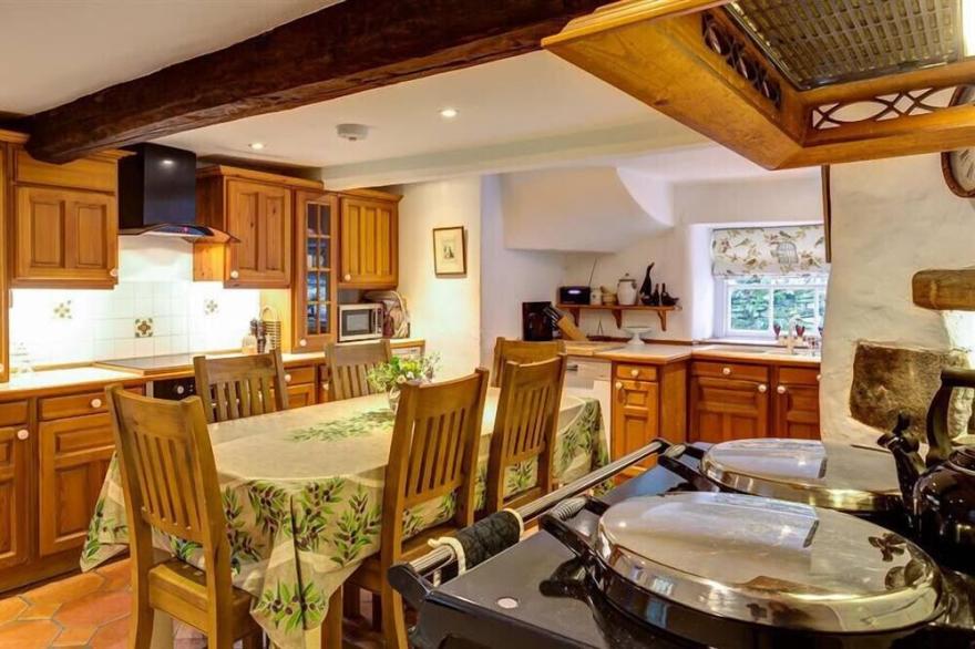 HIGH CLEABARROW, pet friendly, with open fire in Windermere