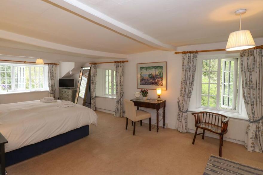 HIGH CLEABARROW, pet friendly, with open fire in Windermere