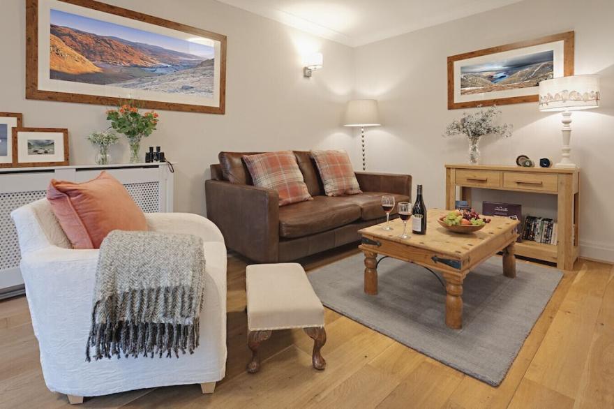 WHEATLANDS COTTAGE, romantic, with open fire in Windermere