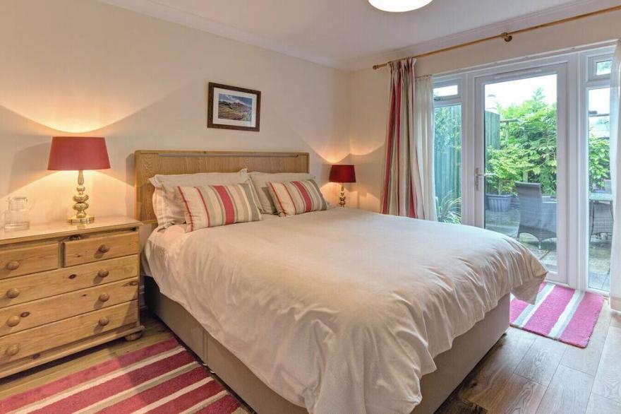 WHEATLANDS COTTAGE, romantic, with open fire in Windermere