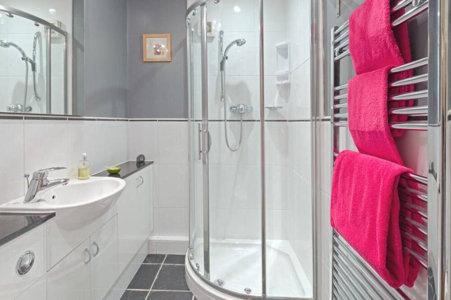 WHEATLANDS COTTAGE, romantic, with open fire in Windermere