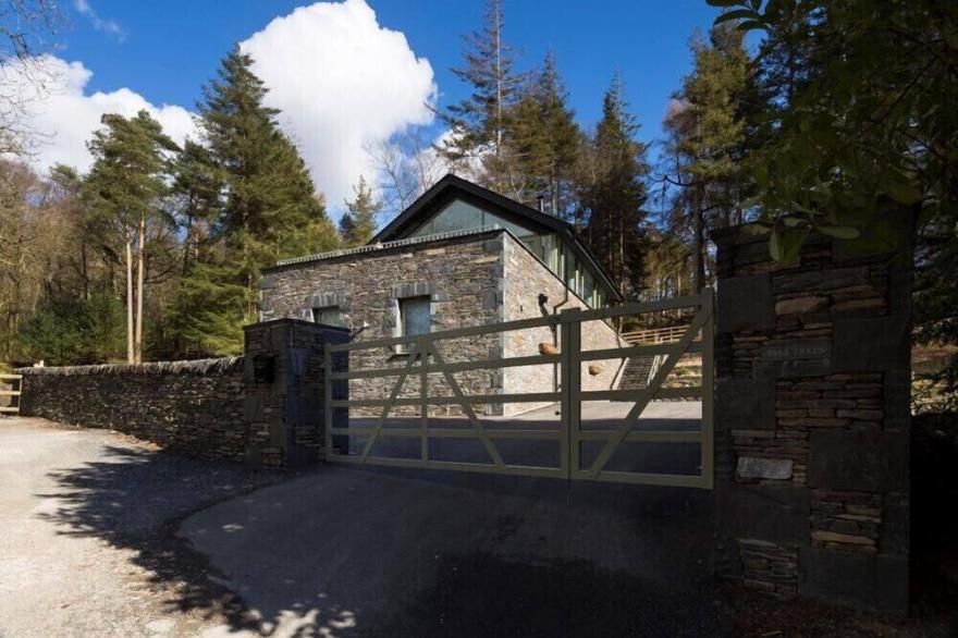 TALL TREES, pet friendly, with open fire in Bowness-On-Windermere