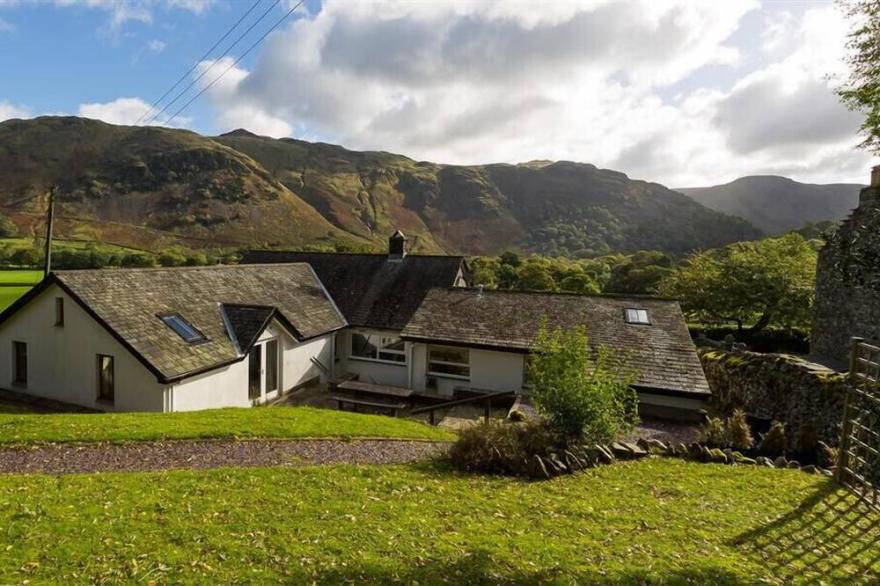 FELLDALE, pet friendly, with open fire in Ullswater
