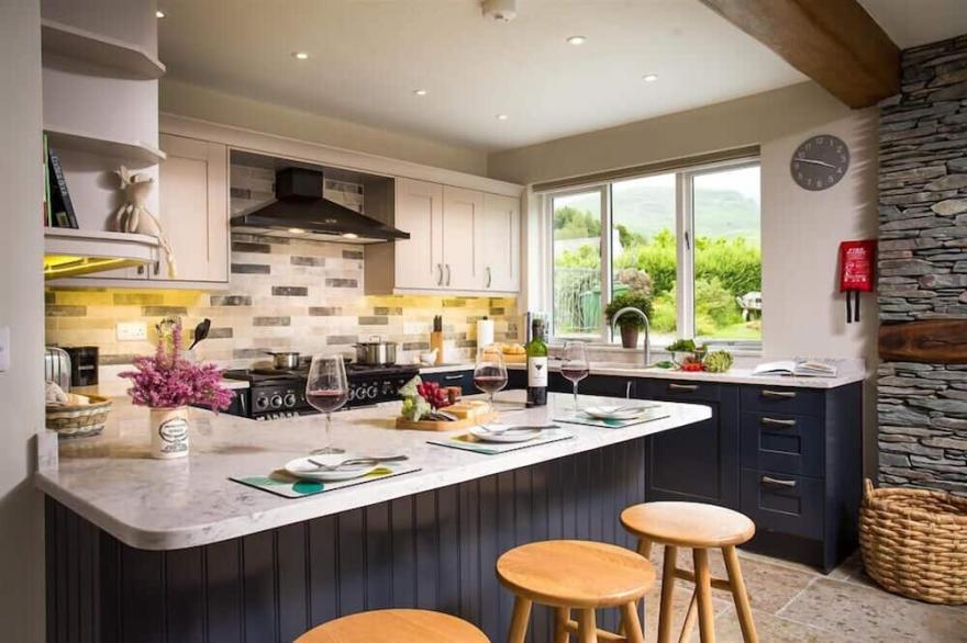 GOODY RAISE, family friendly, with hot tub in Grasmere