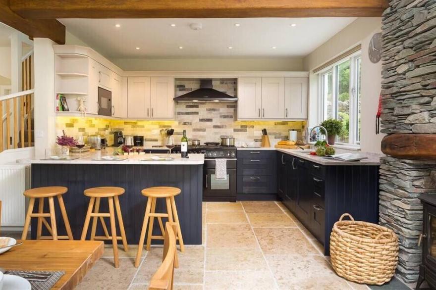 GOODY RAISE, family friendly, with hot tub in Grasmere