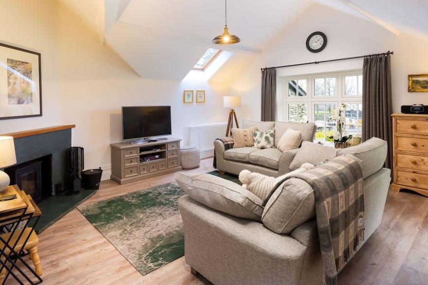 TILLY'S COTTAGE, family friendly, with open fire in Grasmere