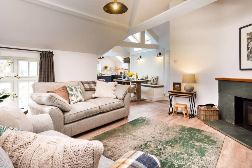 TILLY'S COTTAGE, family friendly, with open fire in Grasmere