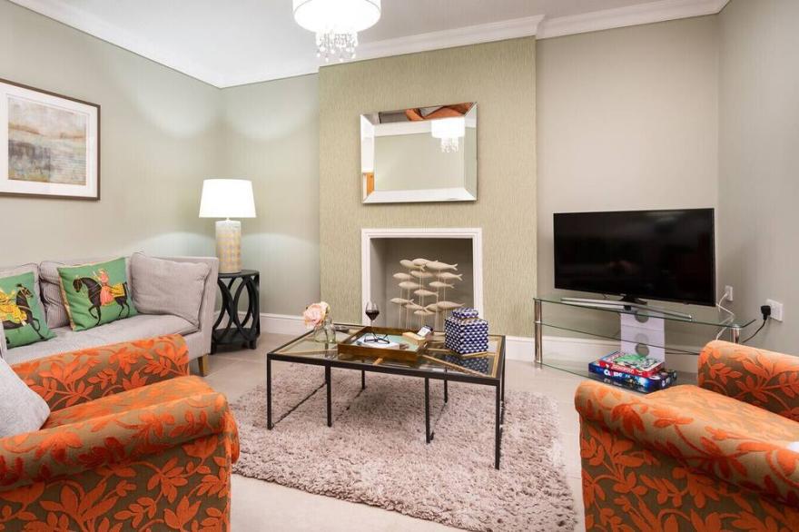 PIPPIN COTTAGE, pet friendly, with a garden in Keswick