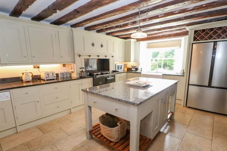LOW CARTMELL FOLD, pet friendly, character holiday cottage in Kendal