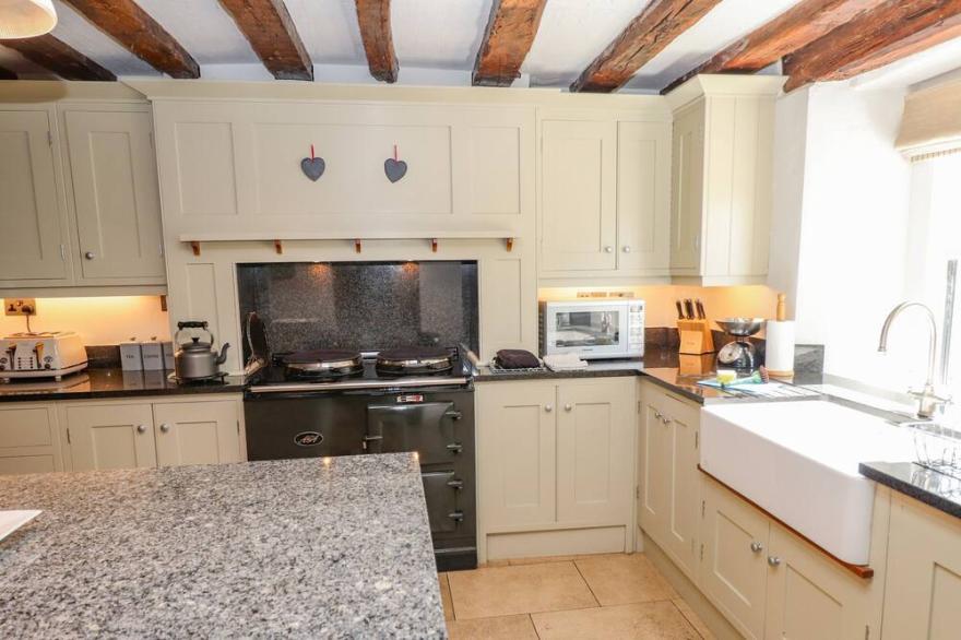 LOW CARTMELL FOLD, pet friendly, character holiday cottage in Kendal