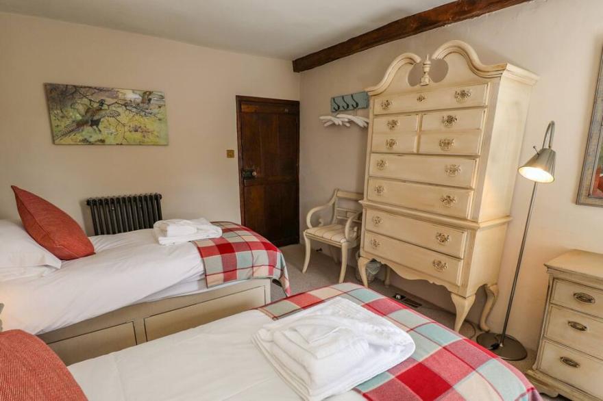 LOW CARTMELL FOLD, pet friendly, character holiday cottage in Kendal