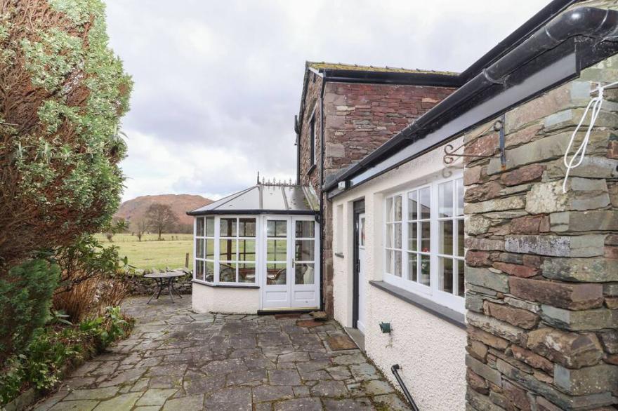 PAVEMENT END COTTAGE, family friendly, with a garden in Grasmere