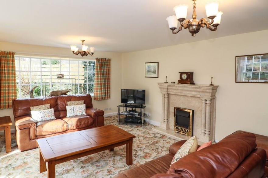 PAVEMENT END COTTAGE, family friendly, with a garden in Grasmere