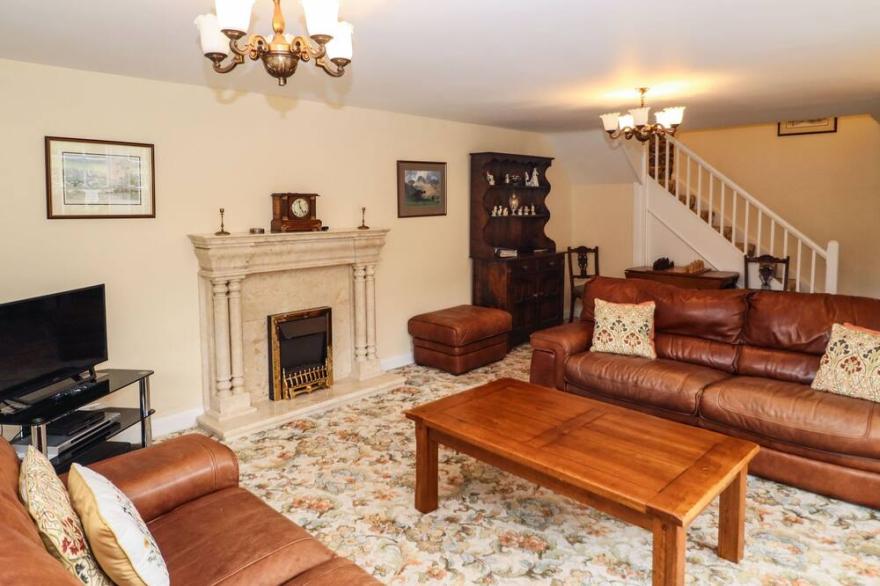 PAVEMENT END COTTAGE, family friendly, with a garden in Grasmere