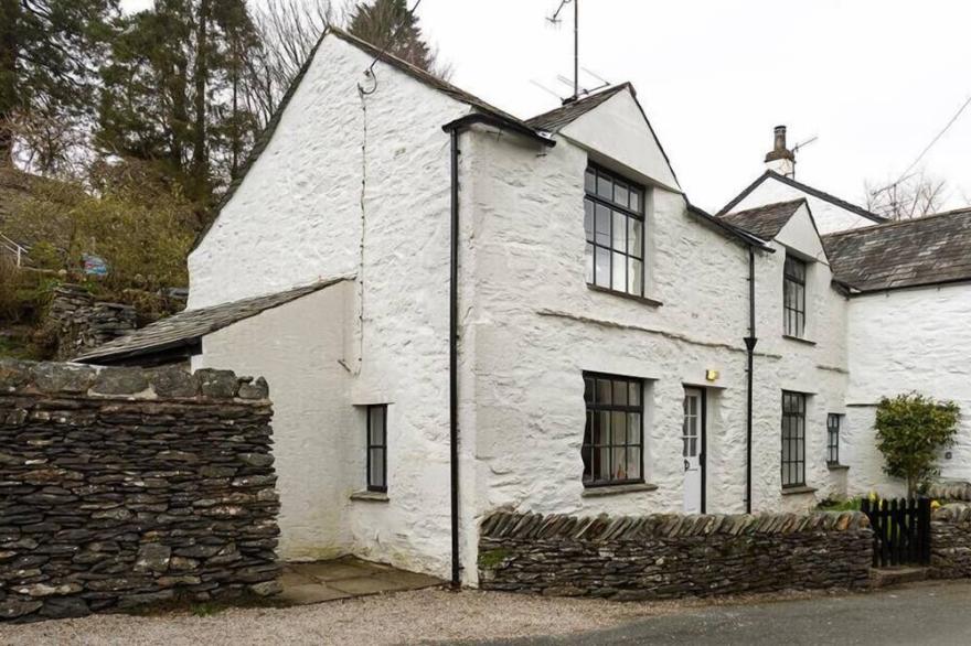 CAMELLIA COTTAGE, pet friendly, with open fire in Crook