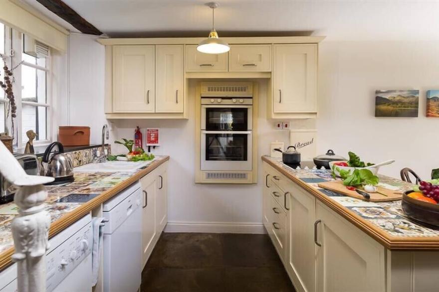 CAMELLIA COTTAGE, pet friendly, with open fire in Crook
