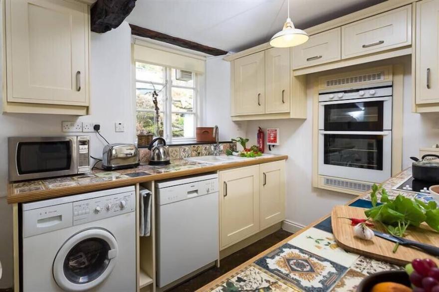 CAMELLIA COTTAGE, pet friendly, with open fire in Crook