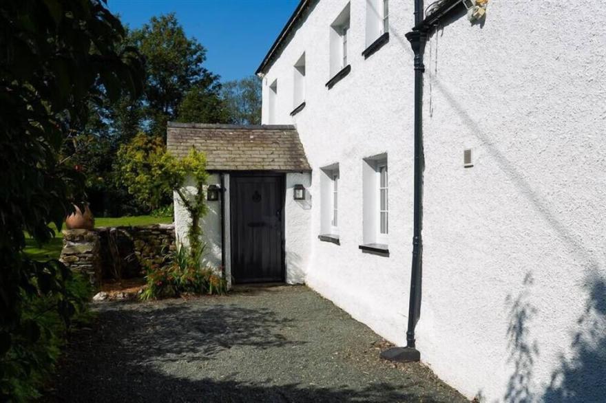 FAIR RIGG OLD FARM, pet friendly, with open fire in Cartmel