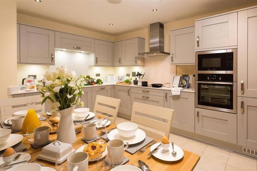 MUIRHEAD AT APPLETHWAITE HALL, pet friendly in Windermere