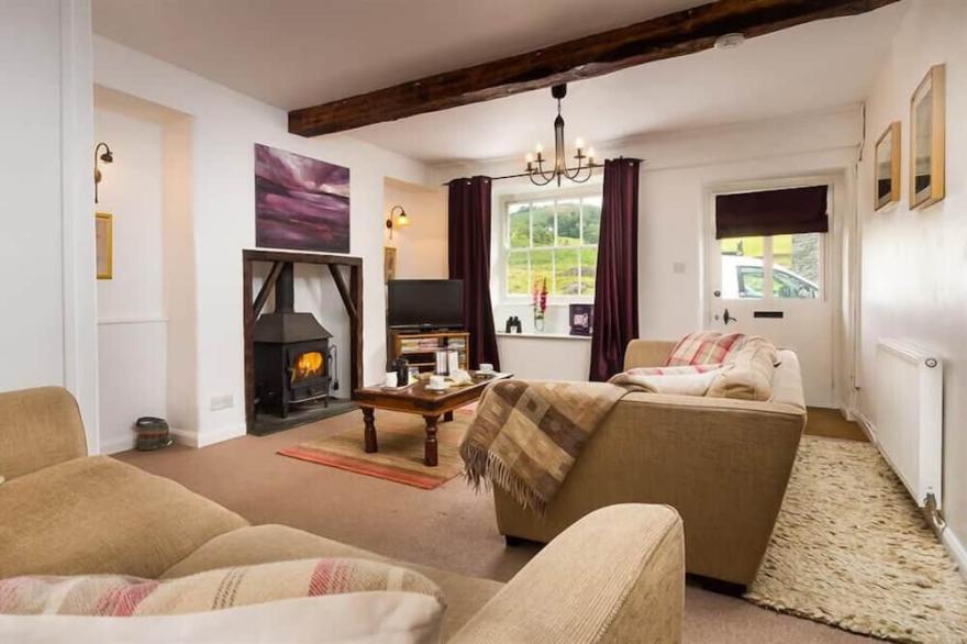 POLLYS COTTAGE, pet friendly, with open fire in Elterwater