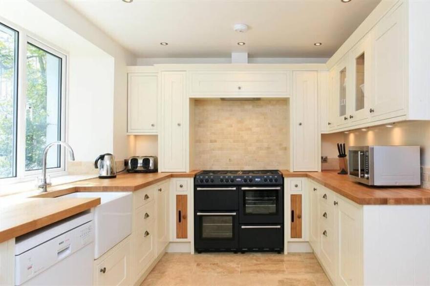 DOMVS, family friendly, character holiday cottage in Windermere