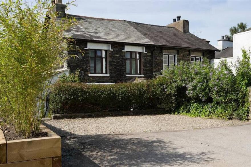 HONEYSUCKLE COTTAGE, with open fire in Bowness-On-Windermere