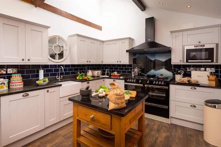 ELLERTHWAITE HOUSE, pet friendly, with open fire in Windermere