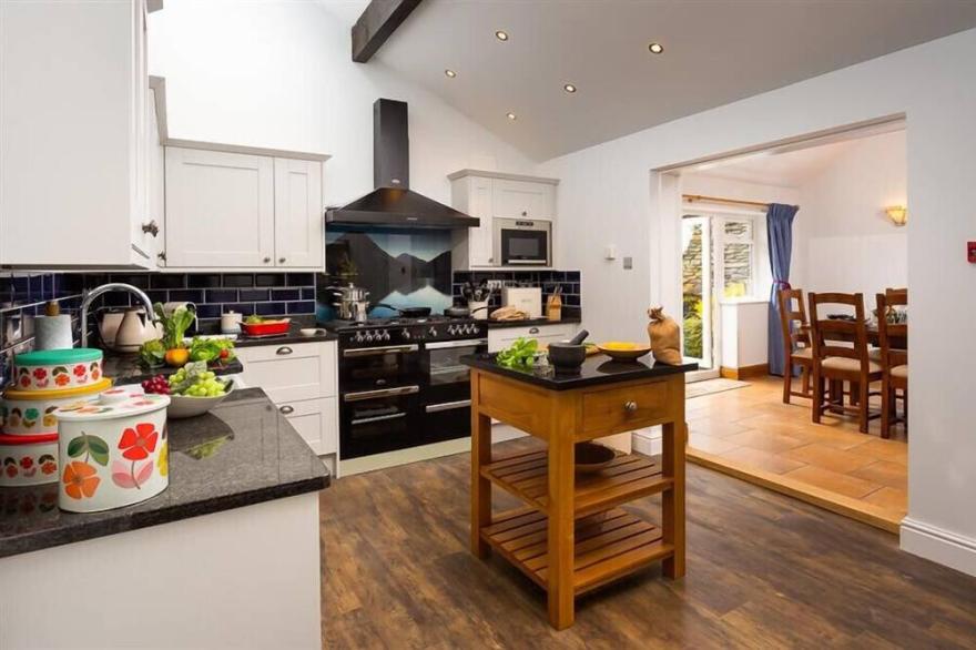 ELLERTHWAITE HOUSE, pet friendly, with open fire in Windermere