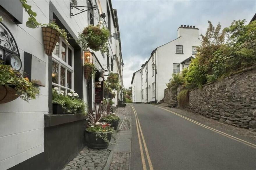 OLD VILLAGE SHOP, romantic in Ambleside