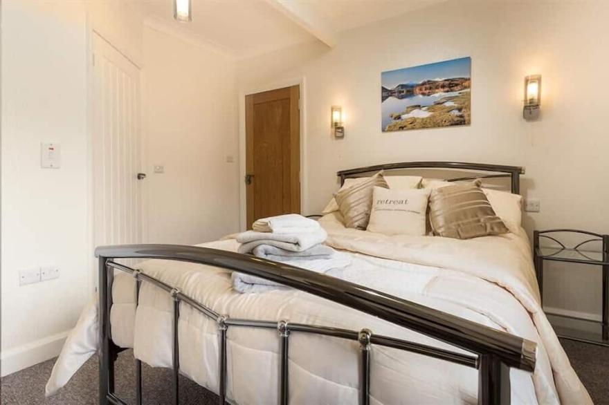 HEATHFIELD, pet friendly, with hot tub in Keswick