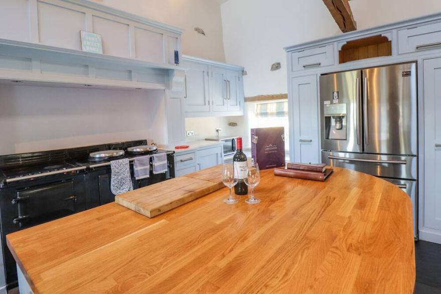 THE LOW HOUSE, pet friendly, with open fire in Kendal