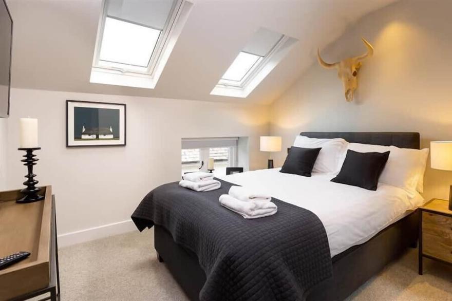 UNDERHOWE, family friendly, with open fire in Grasmere